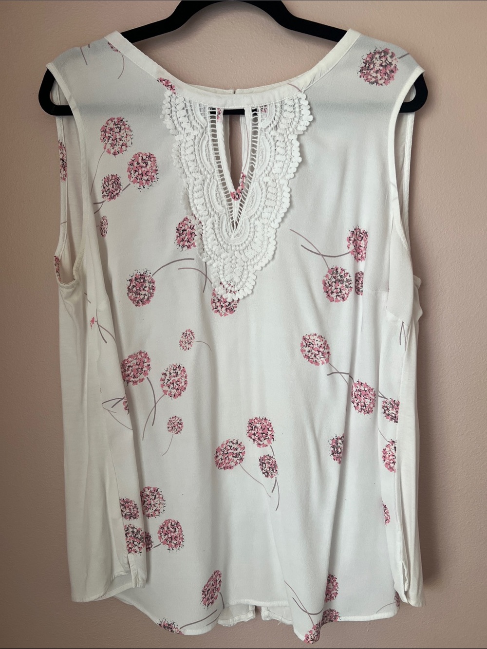 Daniel Rainn White Sleeveless Floral Lace-Trim Keyhole Camisole